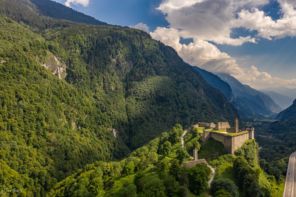 Castello Mesocco Burg grüne Waldlandschaft Sommer Graubünden Schweiz Jan Geerk Fotograf Basel