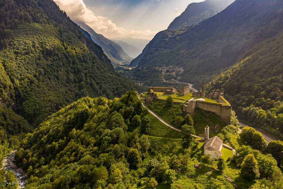 Castello di Mesocco mittelalterliche Ruine grüne Bergtäler Sommer Graubünden Schweiz – Jan Geerk Fotograf Basel