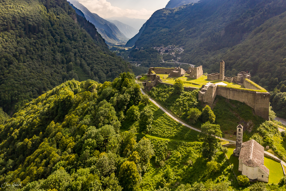 Burgruine Mesocco in grüner Berglandschaft, sonnige Sommerstimmung Graubünden Schweiz – Jan Geerk Fotograf Basel