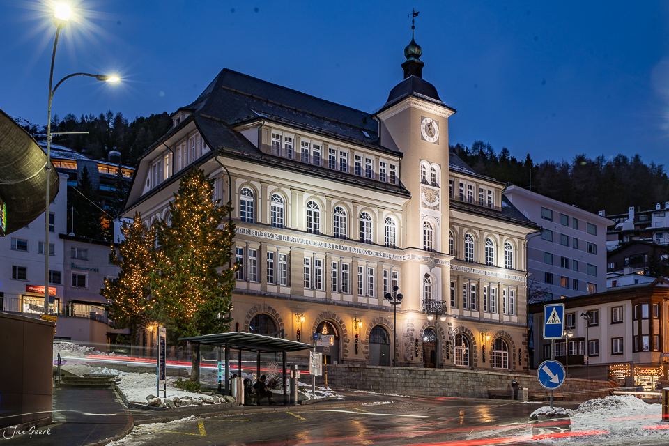 Rathaus Sankt Moritz Engadin Oberengadin Abendbeleuchtung Graubünden Schweiz Jan Geerk Fotograf Basel