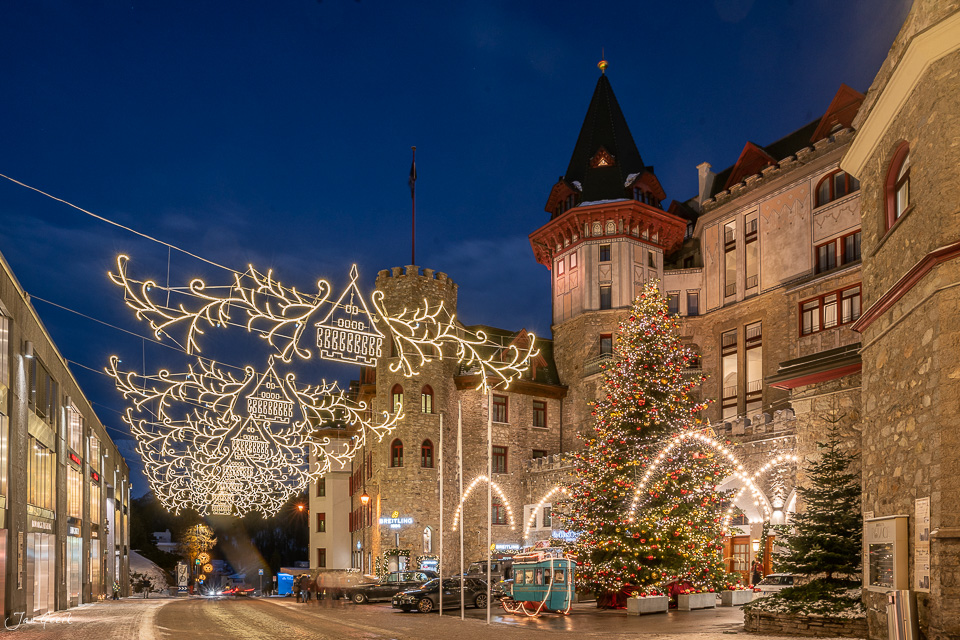 Weihnachtlich beleuchtete Schlossplatz Sankt Moritz mit dekoriertem Tannenbaum Engadin Graubünden Schweiz – Jan Geerk Fotograf Basel