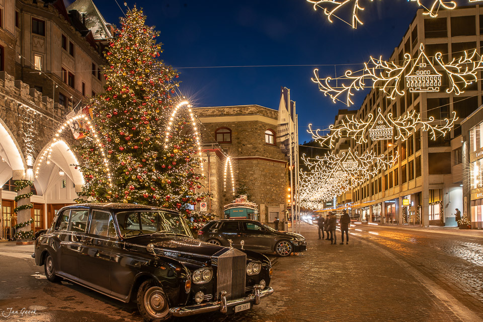 Schwarze Londoner Taxis auf weihnachtlich beleuchttem Dorfplatz in Sankt Moritz, Engadin, Graubünden Schweiz – Jan Geerk Fotograf Basel