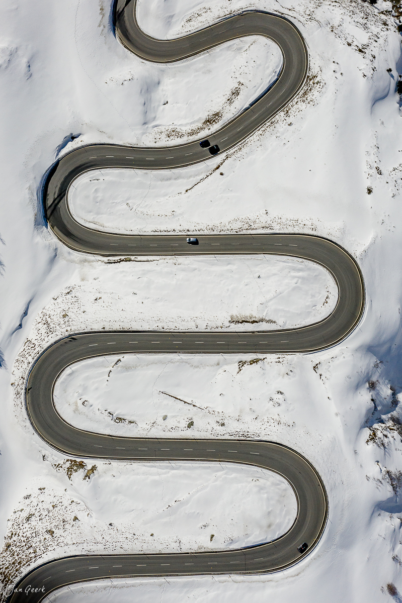 Serpentinenstrasse Julierpass im Winter mit Schnee und Drohnenaufnahme Graubünden Schweiz Jan Geerk Fotograf Basel