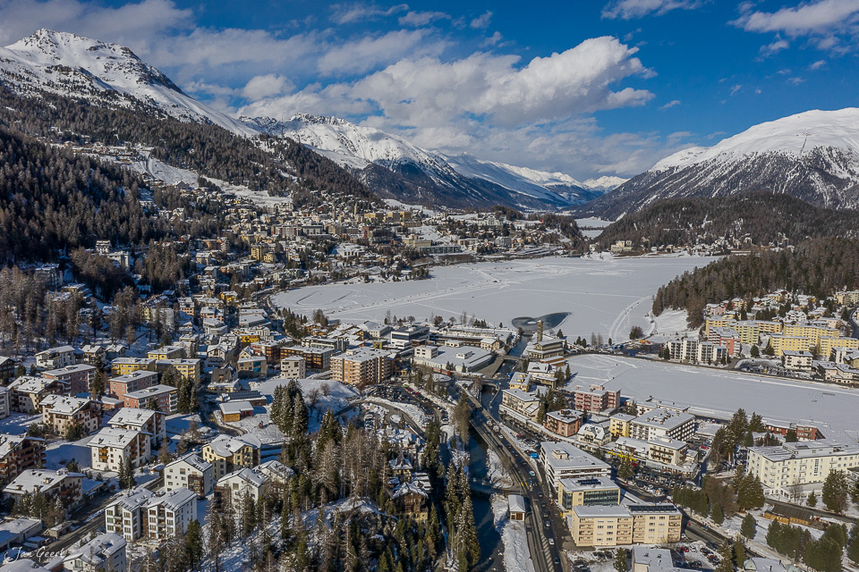 Luftaufnahme Sankt Moritz verschneite Alpen Winterlandschaft Graubünden Schweiz Jan Geerk Fotograf Basel
