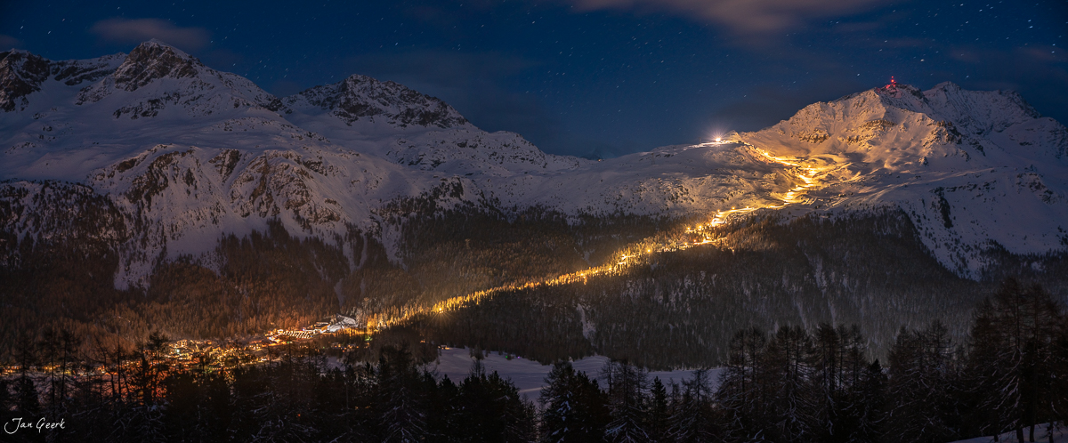 Verschneite Berglandschaft Sankt Moritz bei Nacht mit beleuchteten Berghängen Oberengadin Graubünden Schweiz Jan Geerk Fotograf Basel