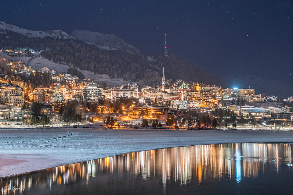 Nächtliche Stadtansicht Sankt Moritz Winter Engadin Graubünden Schweiz – Jan Geerk Fotograf Basel