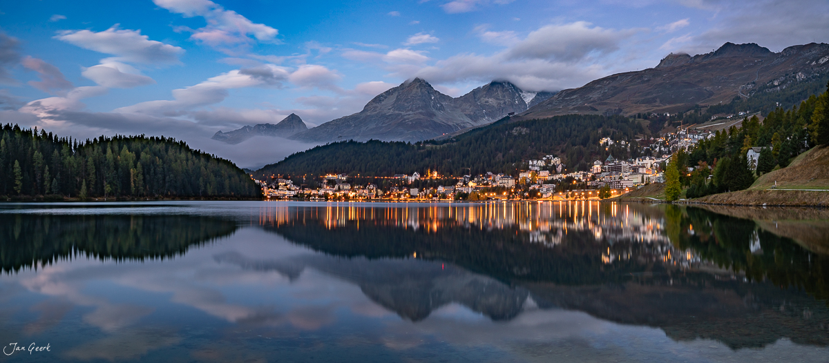 Stazersee mit Spiegelung der beleuchteten Gebäude, Engadin Graubünden Schweiz – Jan Geerk Fotograf Basel