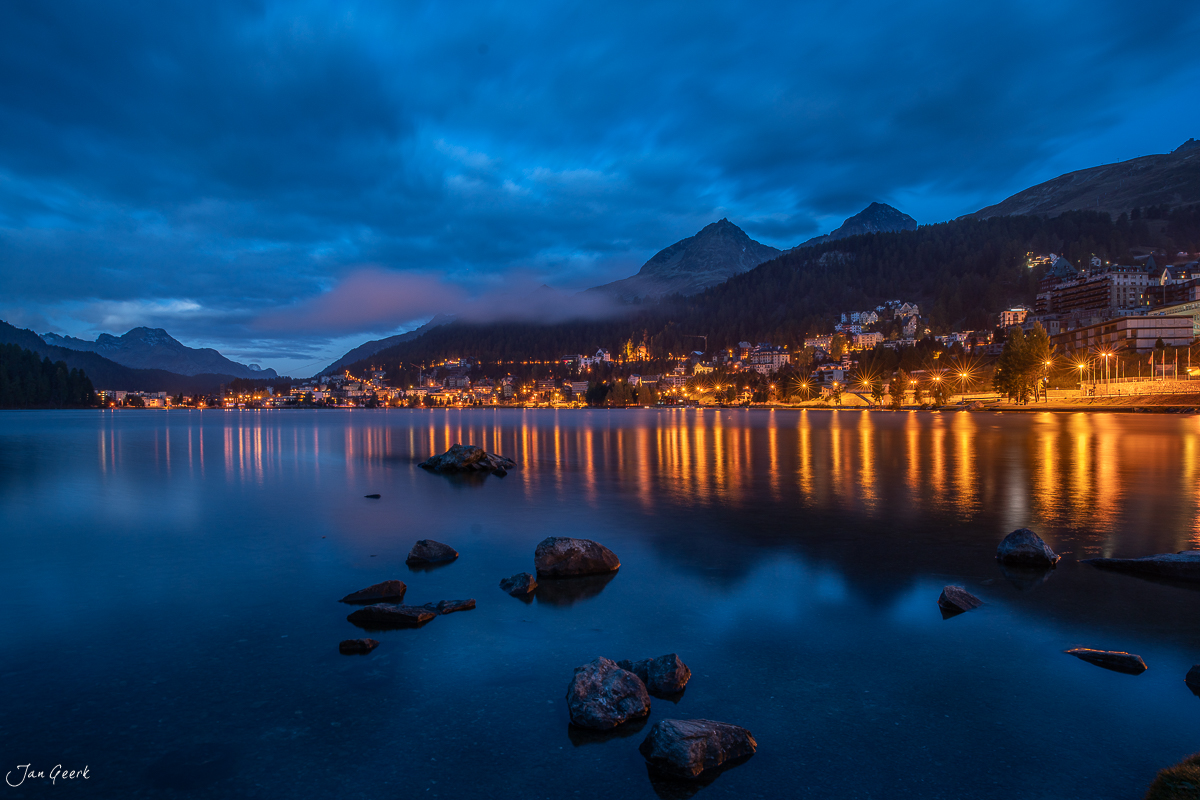 Alpensee mit Bergspiegelung in Sankt Moritz, Engadin, Graubünden, Schweiz – Jan Geerk Fotograf Basel