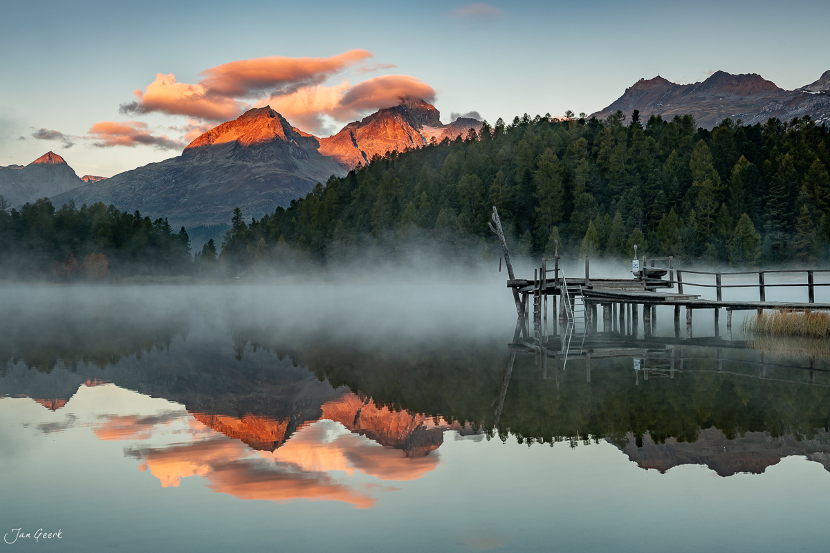 Stazersee mit Nebel und Alpenglühen im Sommer, Oberengadin Graubünden Schweiz – Jan Geerk Fotograf Basel
