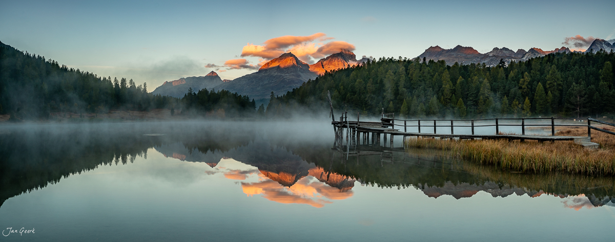 Stazersee mit Spiegelung bei Alpenglow, Nebel und Herbstlicht im Oberengadin Graubünden Schweiz – Jan Geerk Fotograf Basel