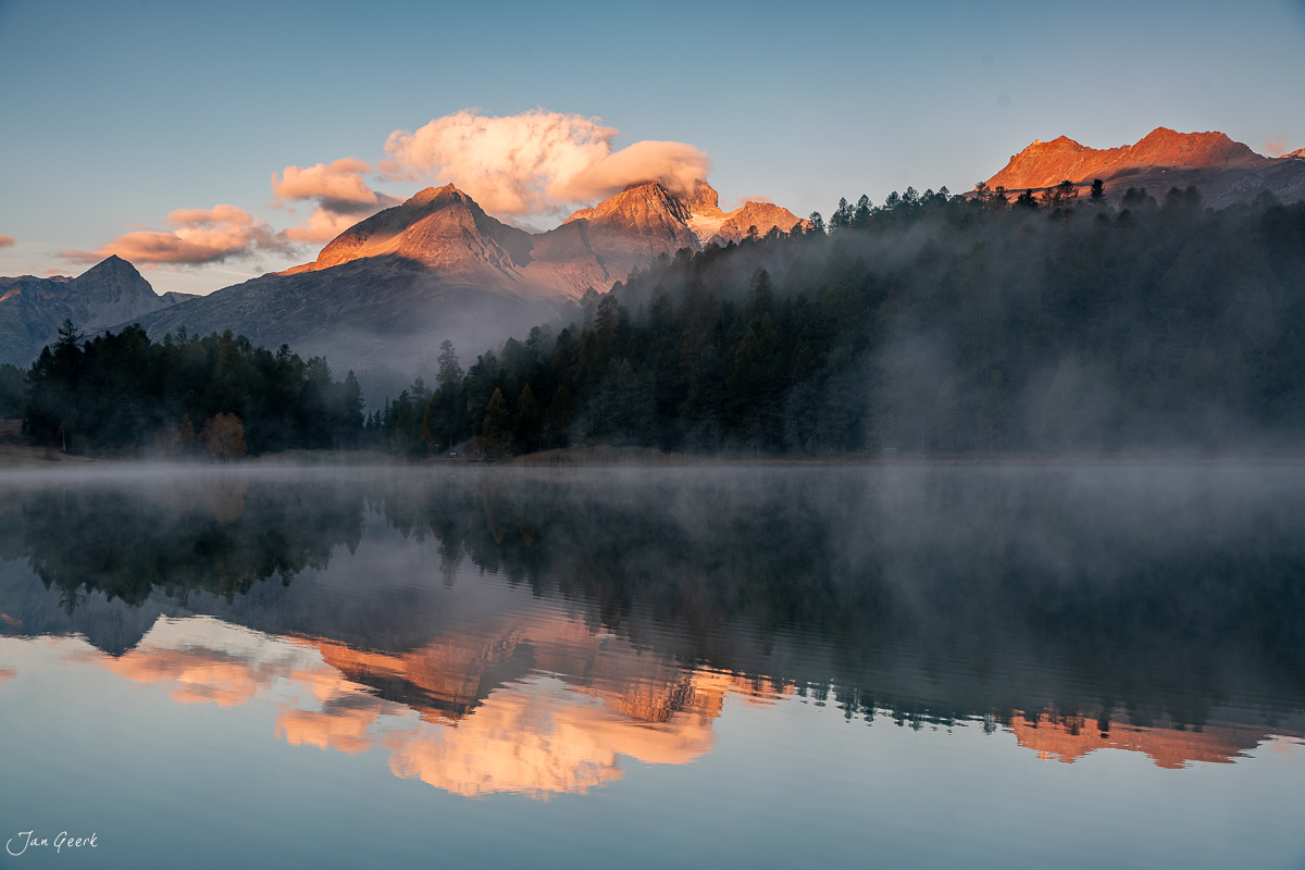 Bergsee mit Spiegelung und Bergpanorama im Herbstlicht, Stazersee Engadin Graubünden Schweiz – Jan Geerk Fotograf Basel