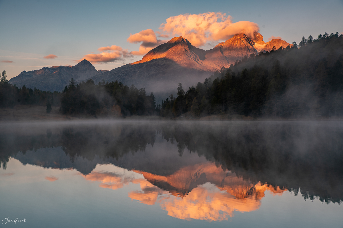 Stazersee mit Alpenglühen, Nebel und Bergspiegelung im Engadin Graubünden Schweiz – Jan Geerk Fotograf Basel