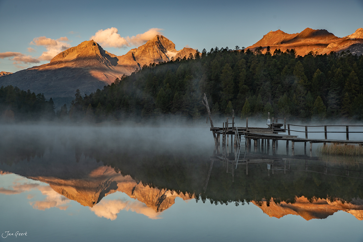 Holzsteg am Stazersee mit Bergspiegelung im Nebel, Oberengadin Schweiz – Jan Geerk Fotograf Basel