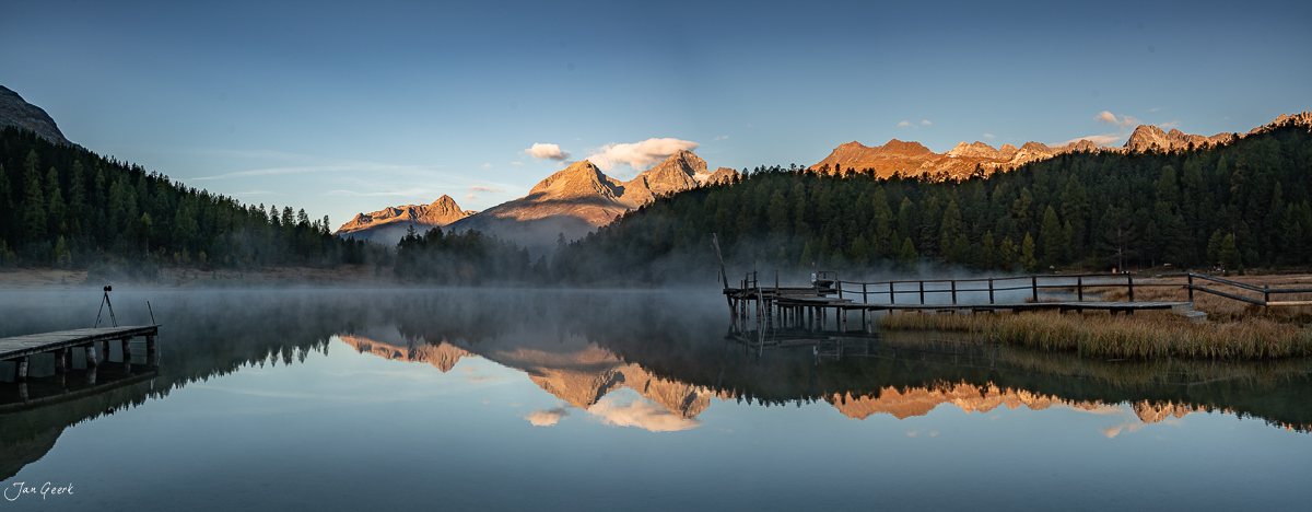 Stazersee mit Spiegelung der Bergkette im Morgennebel, Oberengadin Graubünden Schweiz – Jan Geerk Fotograf Basel
