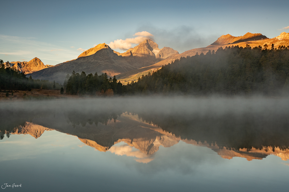 Bergsee mit Spiegelung und Alpenglühen im Engadin Graubünden Schweiz – Jan Geerk Fotograf Basel