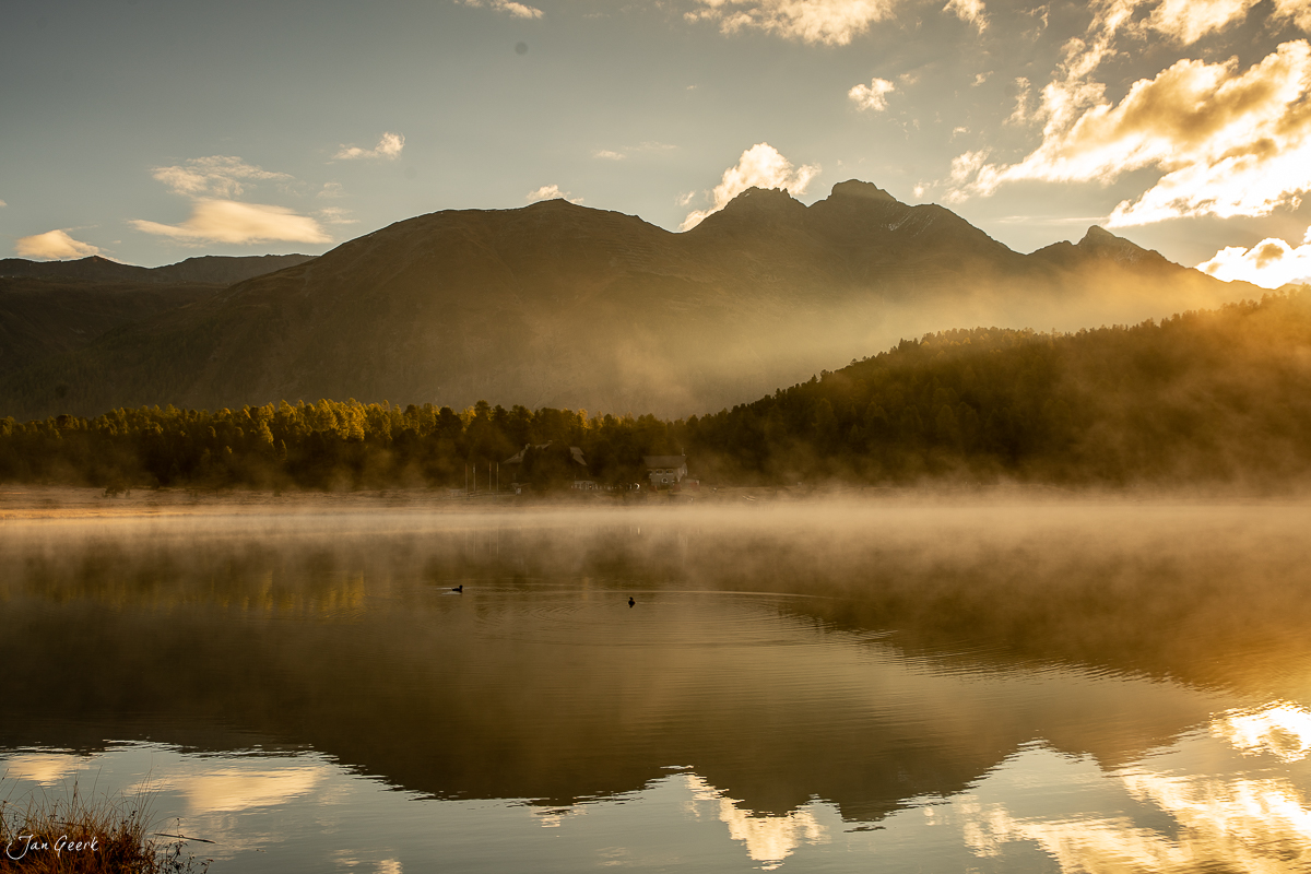 Morgennebel über dem Stazersee mit Bergpanorama im Engadin Graubünden Schweiz Jan Geerk Fotograf Basel