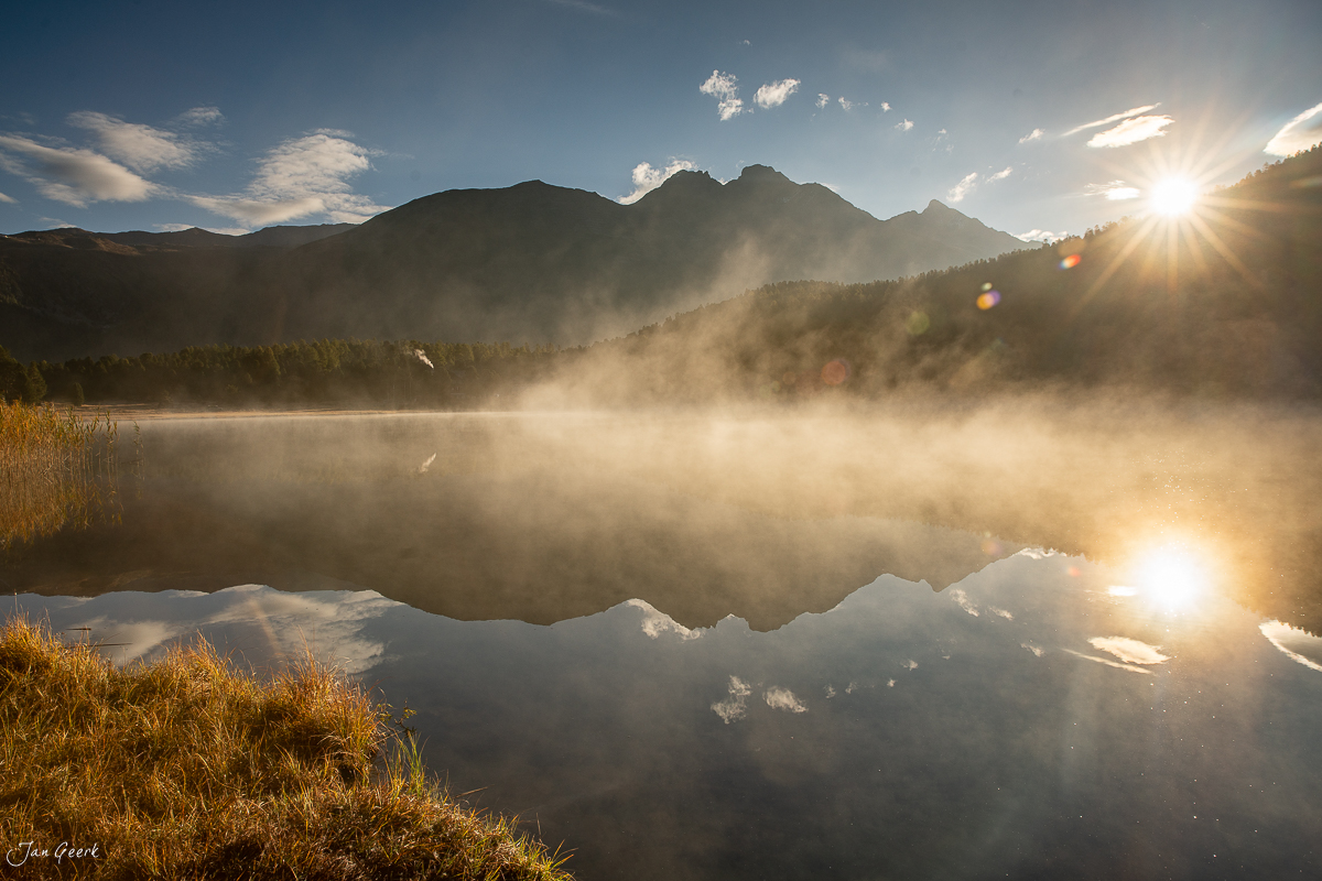 Nebeliger Stazersee bei Sonnenaufgang mit Bergspiegelung Engadin Graubünden Schweiz – Jan Geerk Fotograf Basel