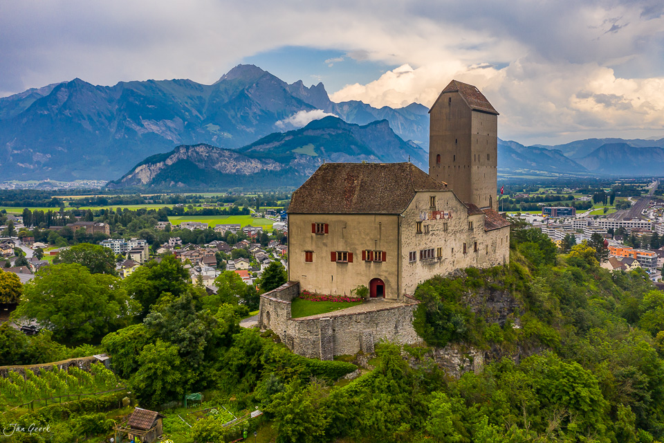 Schloss Sargans auf Bergkuppe mit Alpenkulisse bei Sommerlicht Graubünden Schweiz Jan Geerk Fotograf Basel