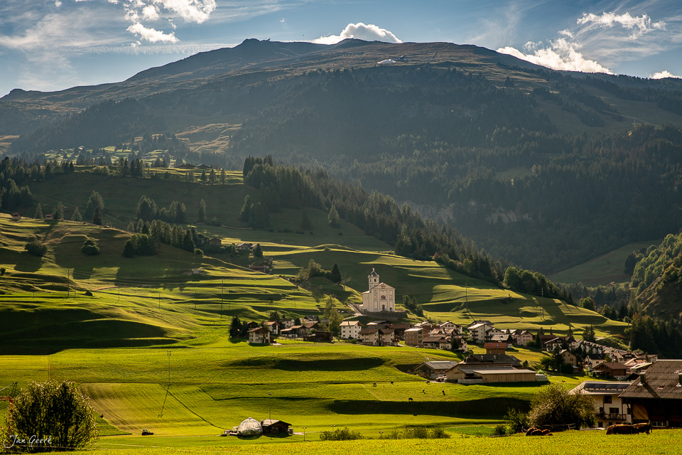 Idyllisches Bergdorf Savognin mit Kirche im grünen Tal und Bergen im Sommer, Graubünden Schweiz – Jan Geerk Fotograf Basel