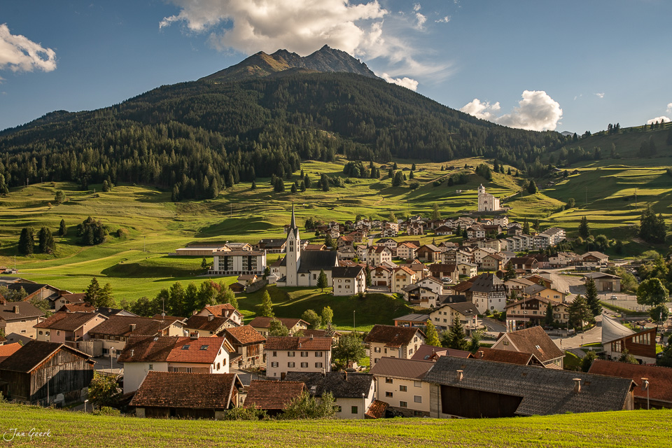 Bergdorf Savognin mit Kirche, grünen Wiesen und Bergpanorama im Sommer, Graubünden Schweiz – Jan Geerk Fotograf Basel
