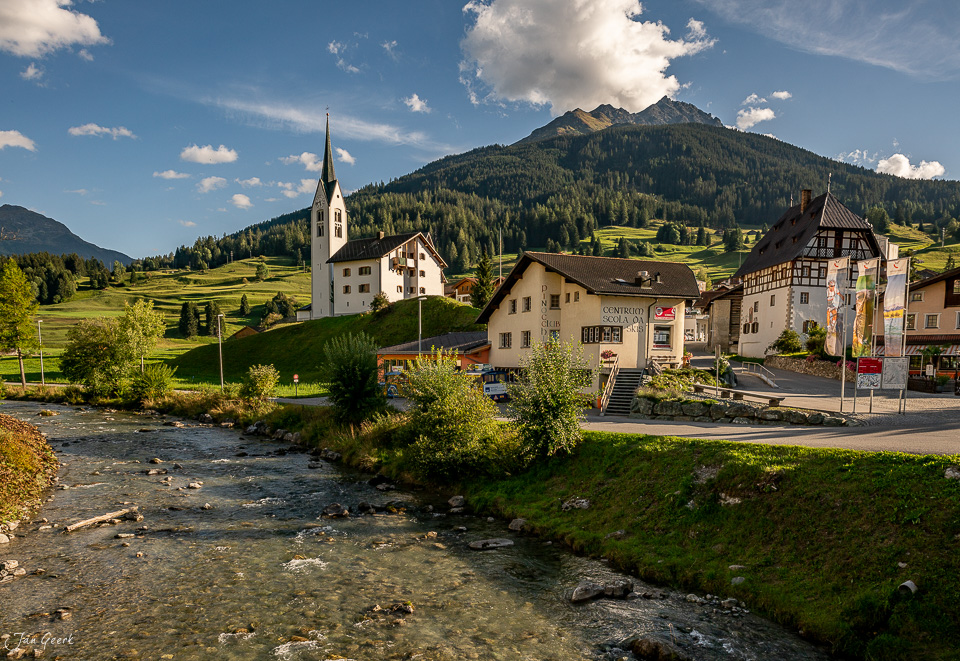 Dorfansicht Savognin mit Kirche und Bergbach im Sommer, Graubünden Schweiz – Jan Geerk Fotograf Basel
