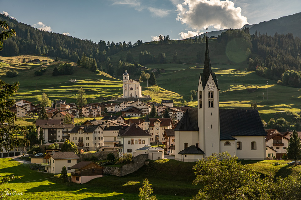 Savognin Bergdorf mit Kirche Sommerlich grüne Alpenlandschaft Graubünden Schweiz Jan Geerk Fotograf Basel