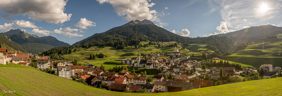 Panoramablick auf Savognin mit Bergen und Sommerlandschaft in Graubünden Schweiz von Jan Geerk Fotograf Basel
