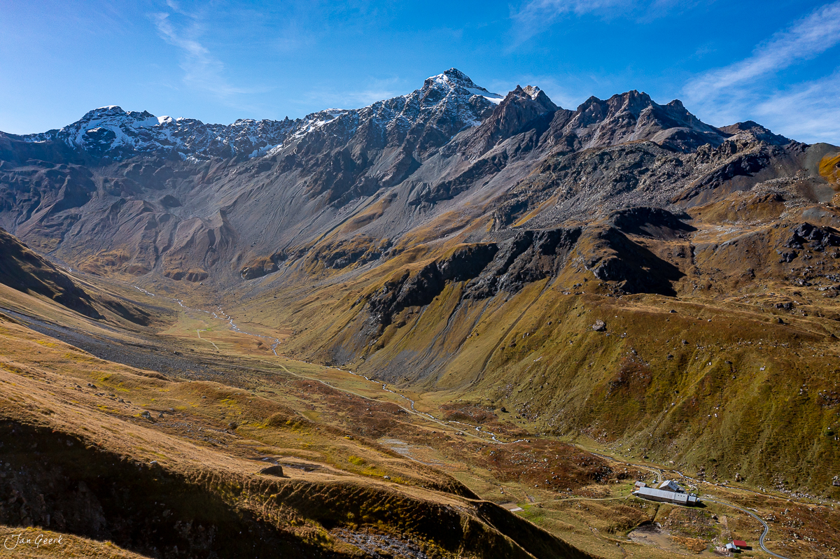 Luftaufnahme Val d'Err mit schneebedeckten Berggipfeln, Herbststimmung Graubünden Schweiz – Jan Geerk Fotograf Basel