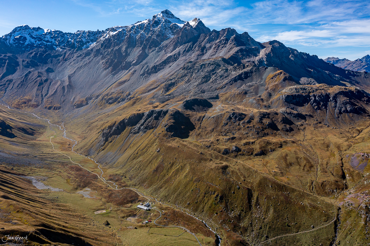 Berglandschaft Val Derr mit schneebedecktem Gipfel, Bergbach und Alpweiden im Herbst, Graubünden Schweiz – Jan Geerk Fotograf Basel