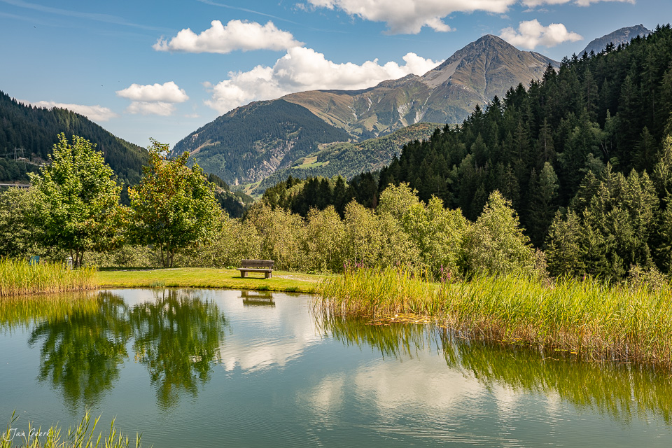 Alpensee mit Bergpanorama in Sedrun, Graubünden, Sommerlandschaft Schweiz – Jan Geerk Fotograf Basel