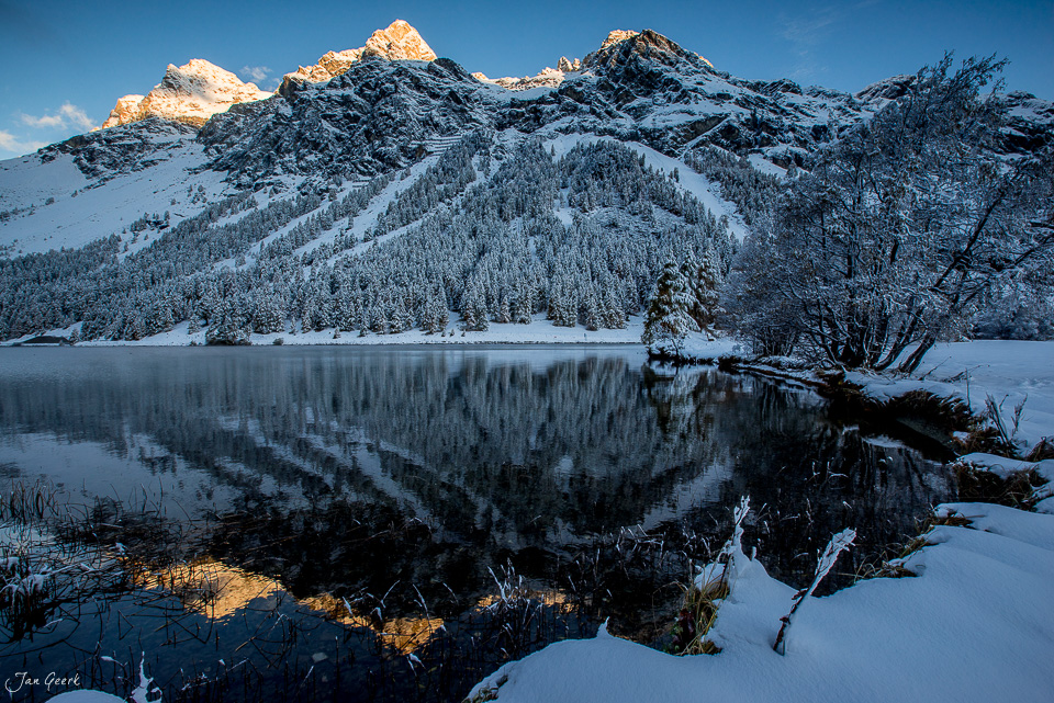 Gefrorener Silsersee mit schneebedeckten Bergen bei Sonnenaufgang, Engadin Graubünden Schweiz – Jan Geerk Fotograf Basel