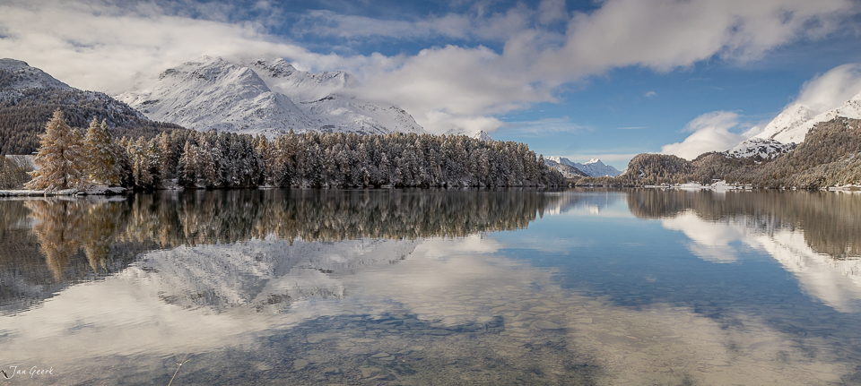 Spiegelglatter Silsersee mit schneebedeckten Bergen, Lärchenwäldern und perfekter Herbststimmung in Graubünden Schweiz – Jan Geerk Fotograf Basel