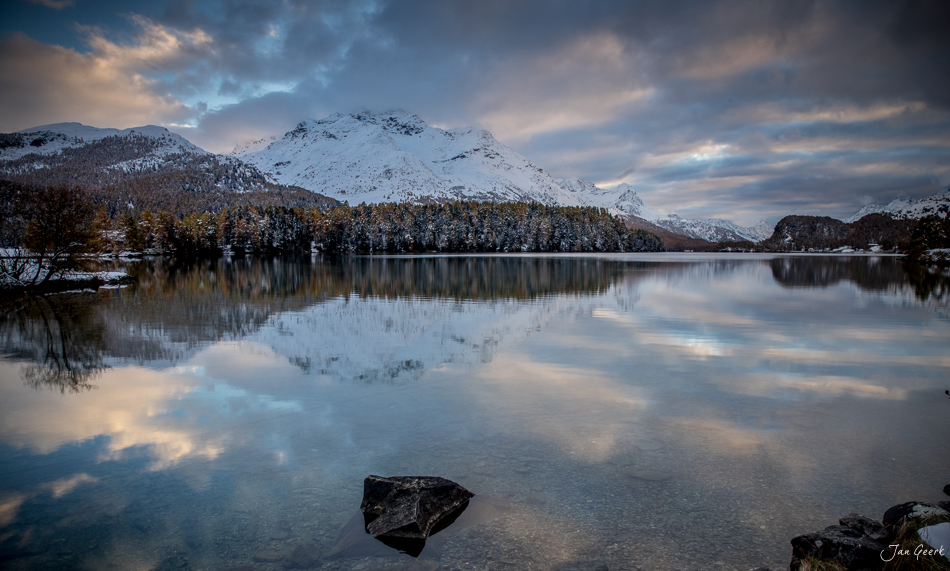 Spiegelglatter Silsersee mit schneebedeckten Bergen, Winterstimmung, Engadin Graubünden Schweiz – Jan Geerk Fotograf Basel