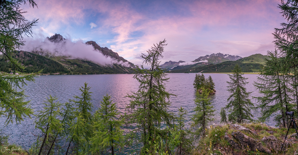 Alpensee Silsersee mit Lärchen, Bergen und Morgenstimmung im Engadin Graubünden Schweiz – Jan Geerk Fotograf Basel
