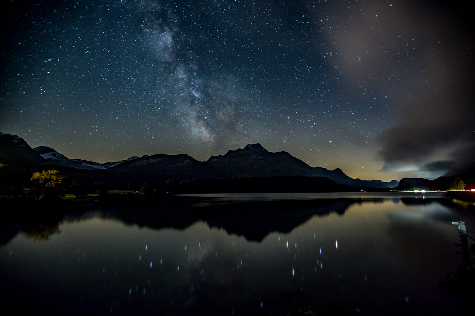 Milchstrasse über dem Silsersee mit Bergsilhouette in der Nacht, Engadin Graubünden Schweiz – Jan Geerk Fotograf Basel