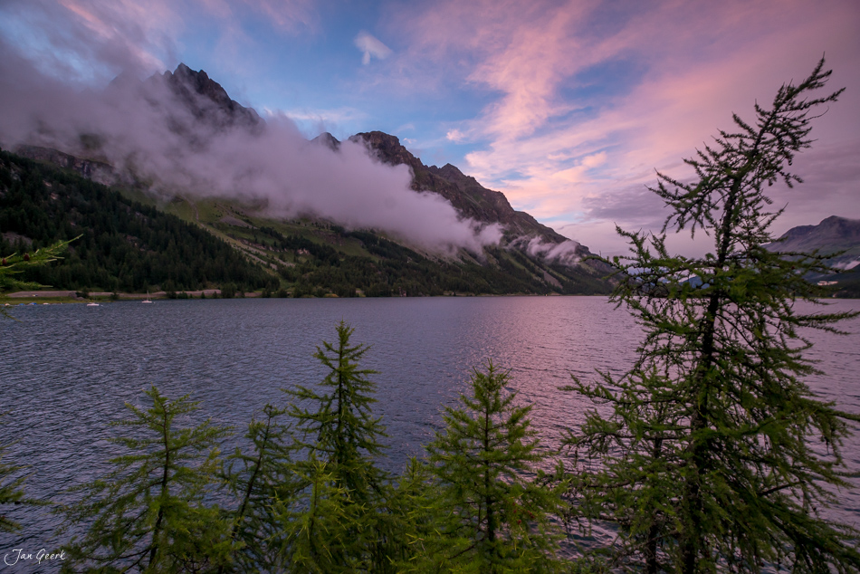 Berglandschaft mit Nebel am Silsersee in Graubünden, Schweiz – Jan Geerk Fotograf Basel