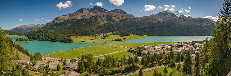 Türkisblauer See mit Berggipfel, grüne Wiesen und Siedlungen im Sommerlicht, Silvaplana Engadin Graubünden Schweiz – Jan Geerk Fotograf Basel