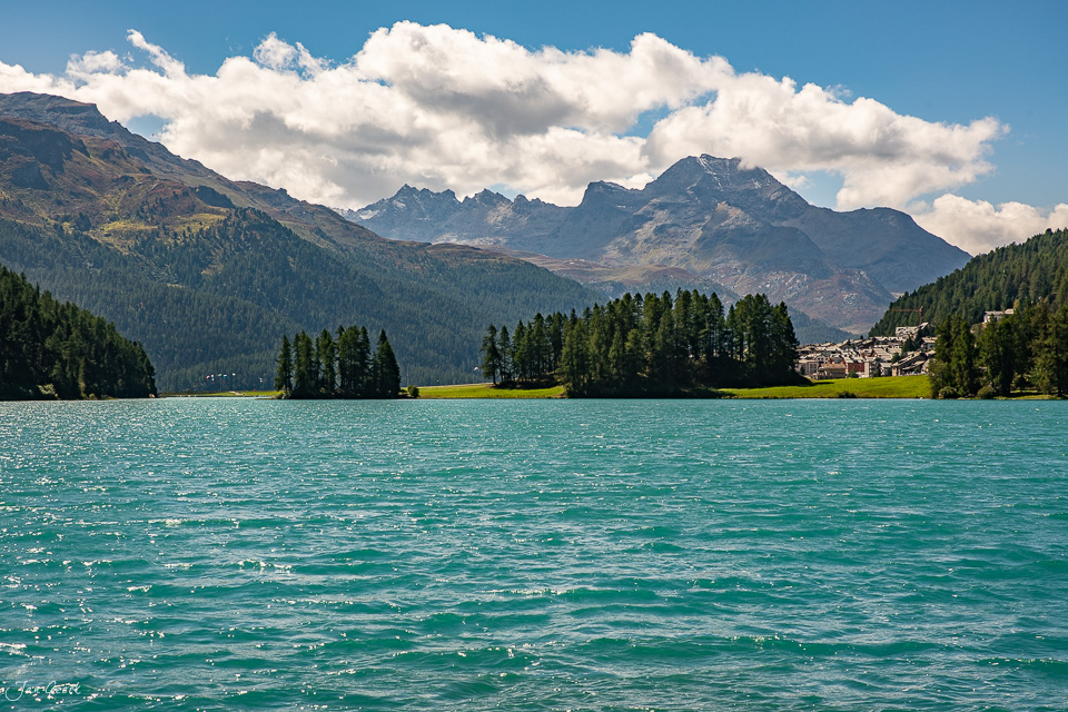 Türkisblauer See mit Nadelwäldern und schneebedeckten Bergen im Silvaplana Engadin Graubünden Schweiz Jan Geerk Fotograf Basel