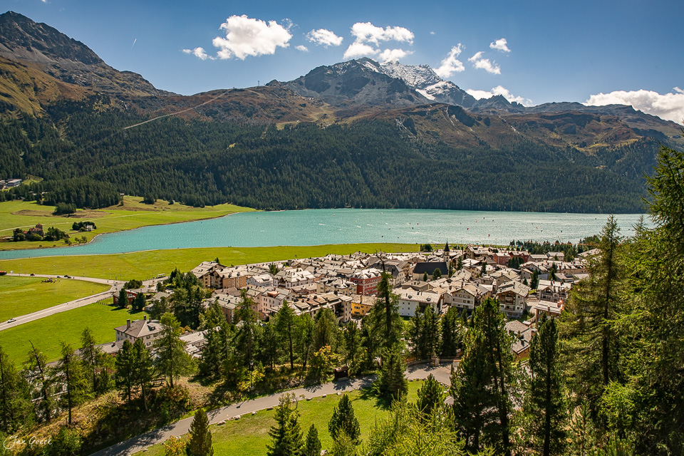 Luftaufnahme von Silvaplana mit türkisblauem See, schneebedeckten Bergen und Engadin-Landschaft im Sommer, Graubünden Schweiz – Jan Geerk Fotograf Basel