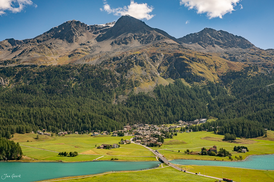 Alpental mit Bergsee, grünen Wiesen und Bergdorf in Silvaplana an sonnigem Sommertag in Graubünden Schweiz – Jan Geerk Fotograf Basel