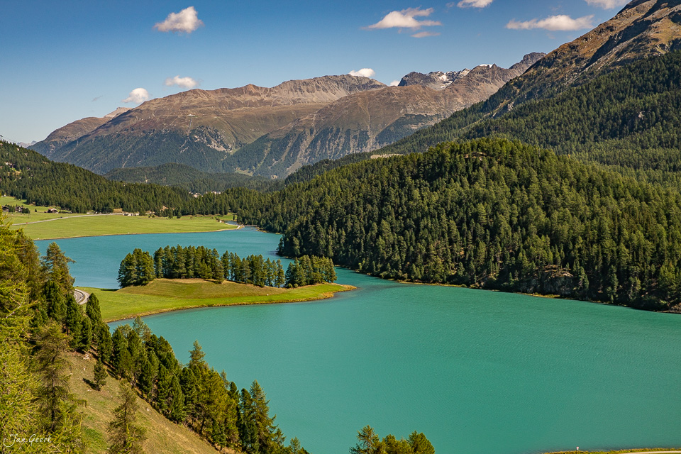 Türkisblaue Seen und Berglandschaft in Silvaplana umgeben von Lärchenwäldern bei Sommerlicht Graubünden Schweiz Jan Geerk Fotograf Basel