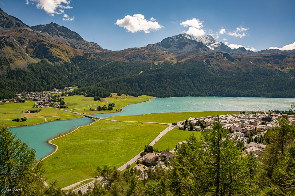 Silvaplanasee mit türkisblauem Wasser, grünen Wiesen und verschneiten Bergen im Sommer, Oberengadin Graubünden Schweiz – Jan Geerk Fotograf Basel