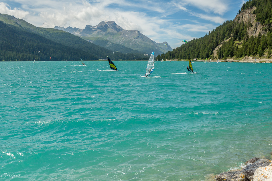 Windsurfer und Segler auf dem türkisblauen Silsersee in Silvaplana, Engadin, Graubünden, Schweiz – Jan Geerk Fotograf Basel