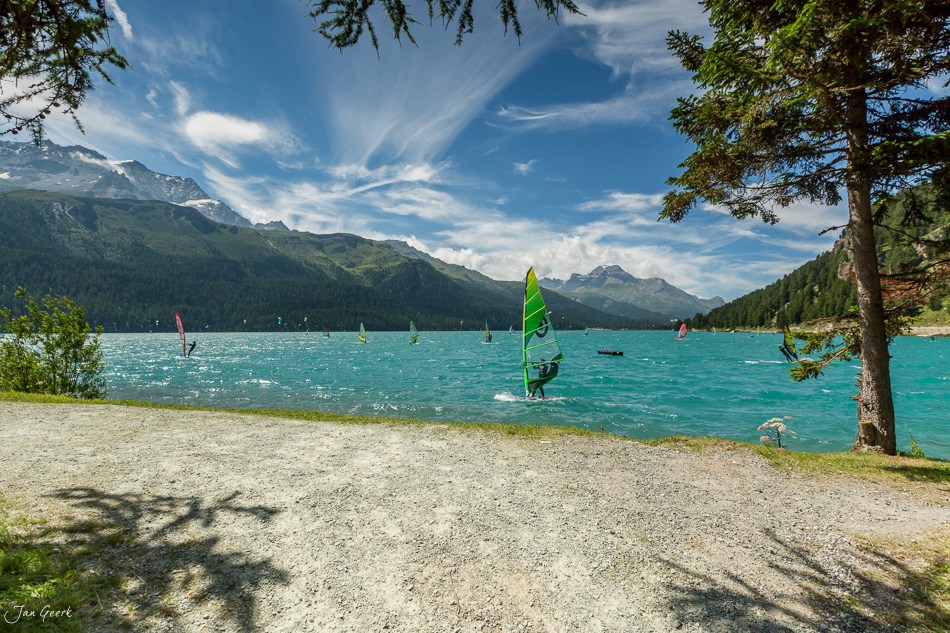 Windsurfer am türkisblauen Silsersee mit Segelbooten, Engadin Berglandschaft Sommer Schweiz – Jan Geerk Fotograf Basel