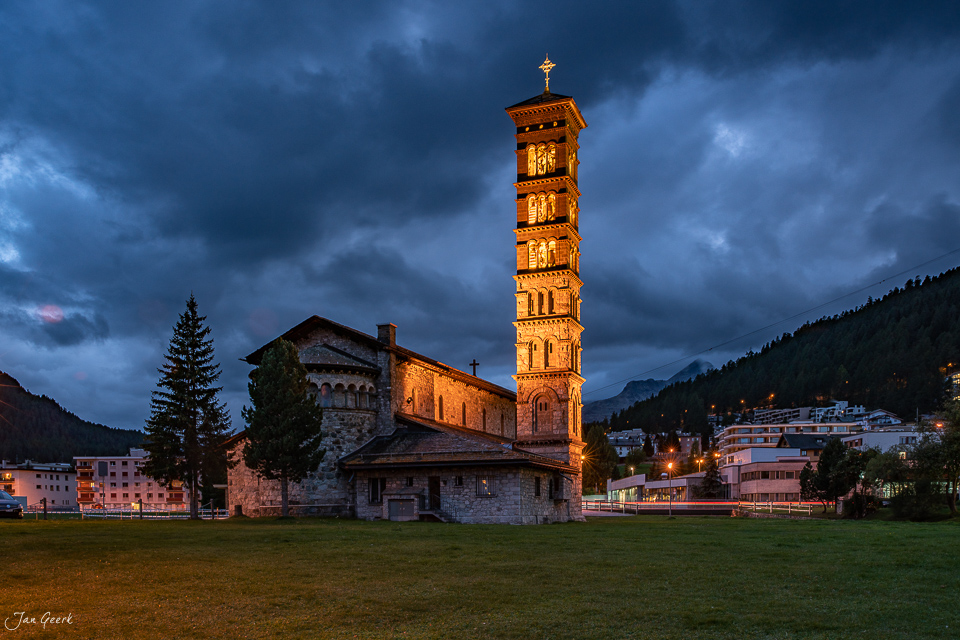 Beleuchtete Kirche mit Campanile in St. Moritz bei Dämmerung, Engadin Graubünden Schweiz – Jan Geerk Fotograf Basel
