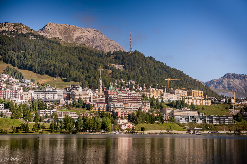 St. Moritz Seeufer mit Bergpanorama, Engadin Sommeraufnahme in Graubünden Schweiz – Jan Geerk Fotograf Basel