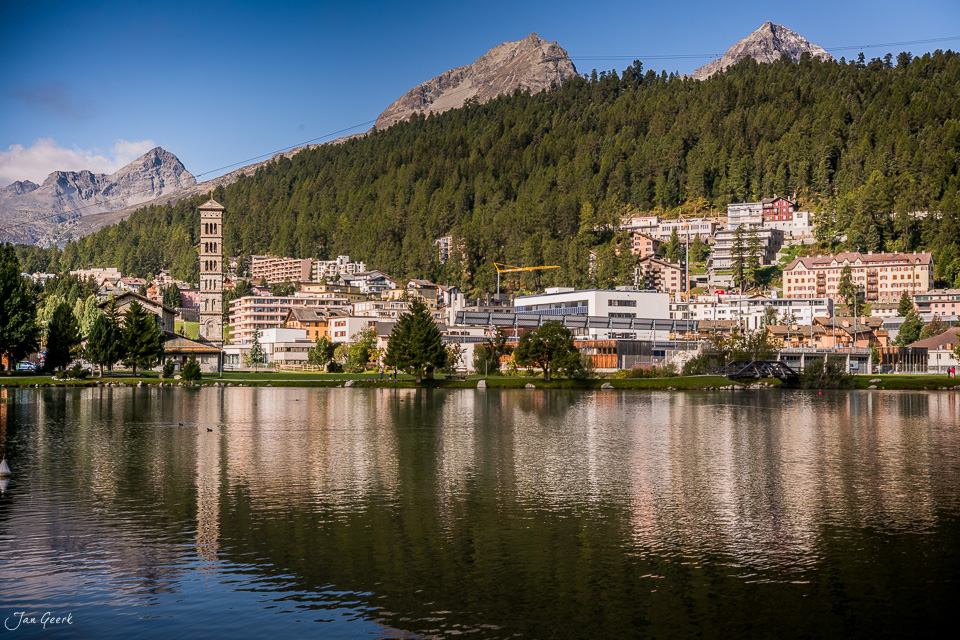 Seeufer mit Alpenstädtchen, Kirchturm und Bergpanorama in St. Moritz Sommer Graubünden Schweiz – Jan Geerk Fotograf Basel