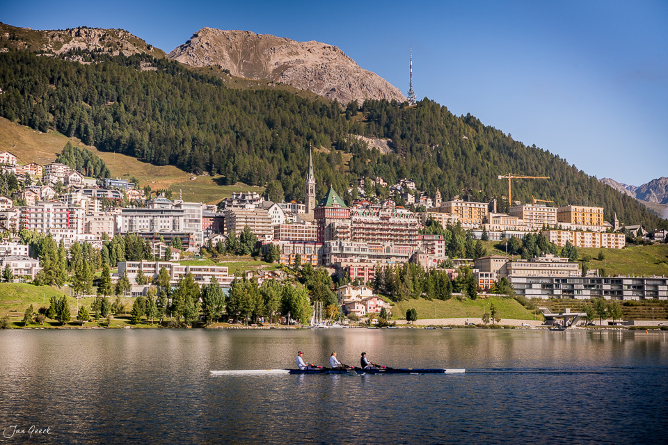 Ruderer auf dem See mit St. Moritz Bergkulisse im Sommer Graubünden Schweiz – Jan Geerk Fotograf Basel