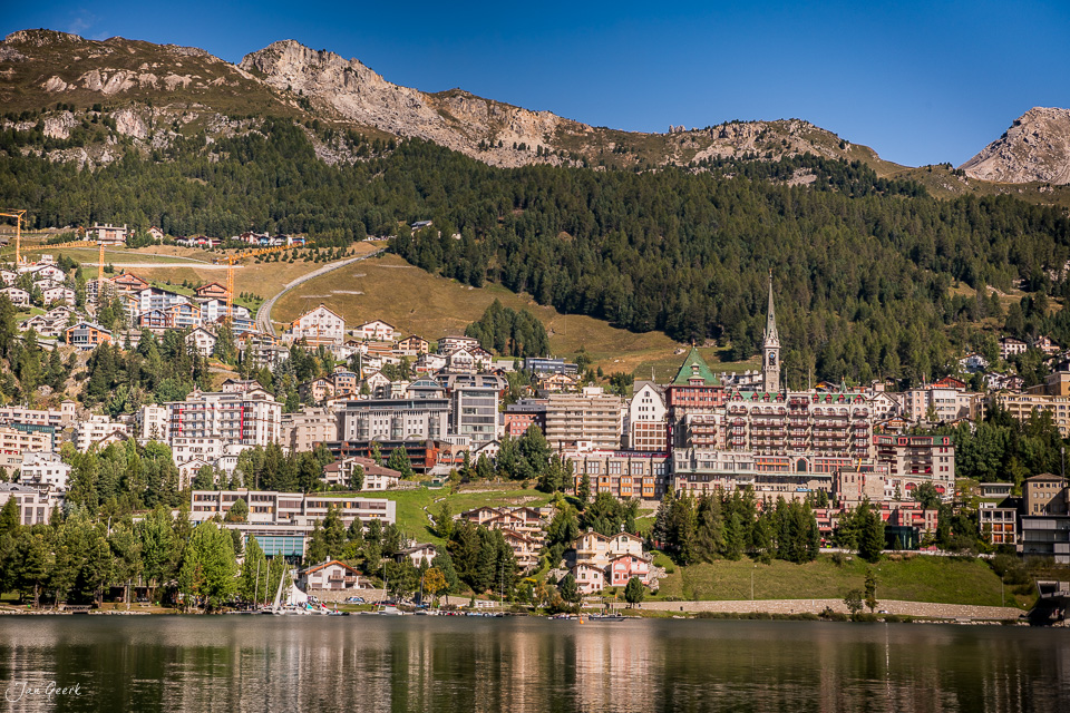 Alpendorf St. Moritz mit Gebirgspanorama, Engadin-Seegestade und Nadelwaldkulisse, Sommerszene Graubünden Schweiz – Jan Geerk Fotograf Basel