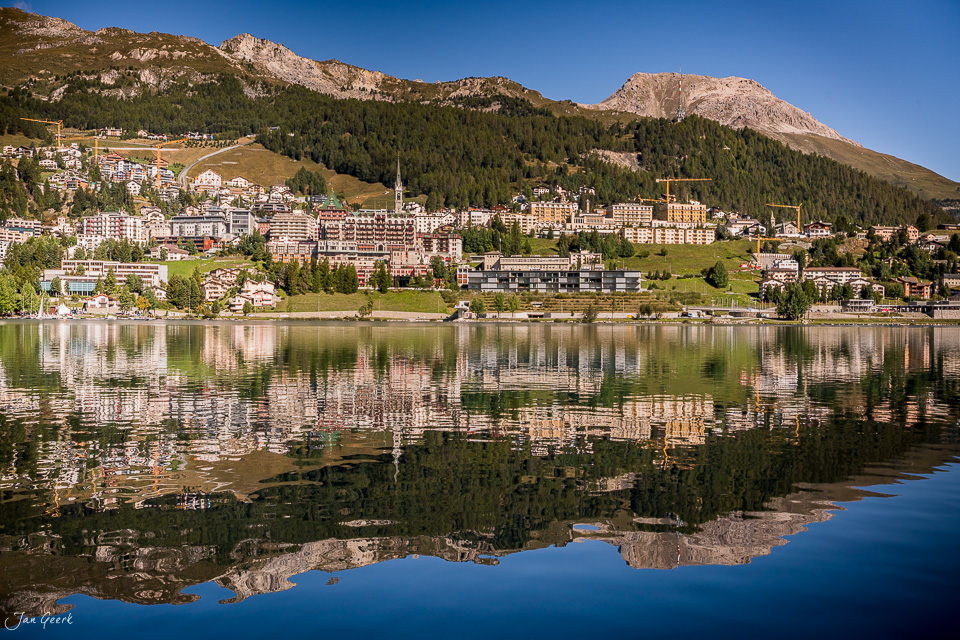 St. Moritz Seespiegel mit Alpenpanorama Sommerlicht Graubünden Schweiz – Jan Geerk Fotograf Basel